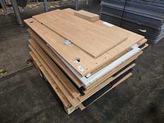 PALLET OF OFFICE DESKS IN LIGHT WOOD STYLE AND WHITE LEGS 140CM X 80CM