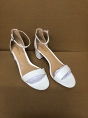 QUANTITY  OF ASSORTED ITEMS TO INCLUDE PIZZ ANNU WOMENS SANDALS MID BLOCK HEEL ANKLE STRAP WEDDING BRIDAL SHOES BUCKLE OPEN TOE GLITTER EVENING PARTY SIZE 7 WHITE: LOCATION - E