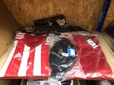 QUANTITY OF CLOTHING TO INCLUDE ADIDAS T-SHIRT 2 XL: LOCATION - RACK E