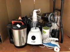 QUANTITY OF ASSORTED KITCHEN ITEMS TO INCLUDE MORPHY RICHARDS SOUP MAKER: LOCATION - BACK TABLES(COLLECTION OR OPTIONAL DELIVERY AVAILABLE)