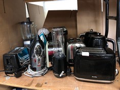 QUANTITY OF ASSORTED KITCHEN ITEMS TO INCLUDE BREVILLE BLACK 2 SLICE TOASTER : LOCATION - BACK TABLES(COLLECTION OR OPTIONAL DELIVERY AVAILABLE)