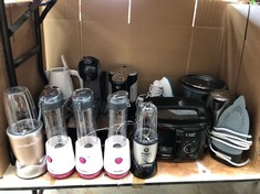 QUANTITY OF ASSORTED KITCHEN ITEMS TO INCLUDE MAGIC BULLET MINI BLENDER : LOCATION - BACK TABLES(COLLECTION OR OPTIONAL DELIVERY AVAILABLE)