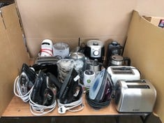 QUANTITY OF ASSORTED KITCHEN ITEMS TO INCLUDE RUSSELL HOBBS SILVER 2 SLICE TOASTER: LOCATION - BACK TABLES(COLLECTION OR OPTIONAL DELIVERY AVAILABLE)