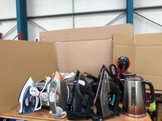 QUANTITY OF ASSORTED KITCHEN  ITEMS TO INCLUDE RUSSELL HOBBS ELETRIC KETTLE: LOCATION - BACK TABLES(COLLECTION OR OPTIONAL DELIVERY AVAILABLE)