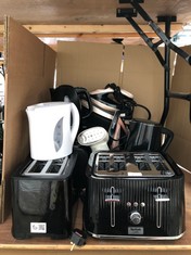 QUANTITY OF ASSORTED KITCHEN ITEMS TO INCLUDE RUSSELL HOBBS BLACK ELETRIC KETTLE: LOCATION - BACK TABLES(COLLECTION OR OPTIONAL DELIVERY AVAILABLE)