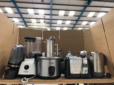 QUANTITY OF ASSORTED KITCHEN ITEMS TO INCLUDE RUSSELL HOBBS WHITE BLENDER : LOCATION - BACK TABLES(COLLECTION OR OPTIONAL DELIVERY AVAILABLE)