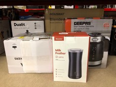 QUANTITY OF ITEMS TO INCLUDE NINJA 700W SLIM BLENDER & SMOOTHIE MAKER, 2X 470ML CUPS WITH SPOUT LIDS, PERSONAL BLENDER, CRUSH ICE & FROZEN FRUIT, SILVER/BLACK QB3001UKS: LOCATION - D RACK