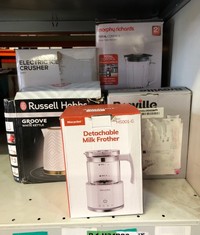 QUANTITY OF ITEMS TO INCLUDE RUSSELL HOBBS GROOVE ELECTRIC 1.7L CORDLESS KETTLE (FAST BOIL 3KW, WHITE TEXTURED PLASTIC WITH BRUSHED GOLD ACCENTS, REMOVABLE WASHABLE ANTI-SCALE FILTER, PUSH TO OPEN LI