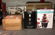 QUANTITY OF ITEMS TO INCLUDE HOTEL CHOCOLAT 472725AM WHITE VELVETISER HOT CHOCOLATE MAKER, ALUMINIUM: LOCATION - A RACK