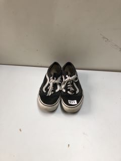 VANS SHOES - 7.5