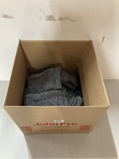 BOX OF KNITTED LEG WARMERS (GREY)