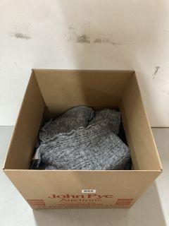 BOX OF KNITTED OVERLOCK SCARVES (GREY)