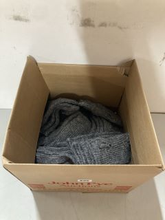 BOX OF KNITTED LEG WARMERS (GREY)