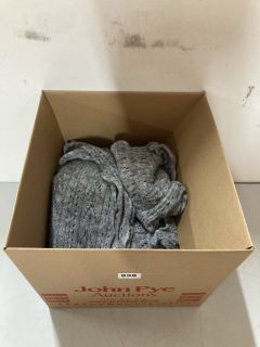 BOX OF KNITTED OVERLOCK SCARVES (GREY)