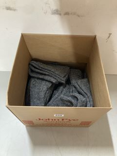 BOX OF KNITTED LEG WARMERS (GREY)