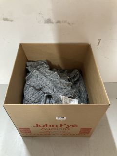 BOX OF KNITTED OVERLOCK SCARVES (GREY)