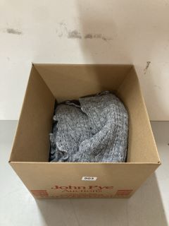 BOX OF KNITTED OVERLOCK SCARVES (GREY)