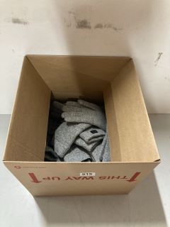 BOX OF KNITTED GLOVES (GREY)