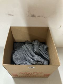 BOX OF KNITTED LEG WARMERS (GREY)