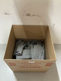 BOX OF KNITTED GLOVES (GREY)