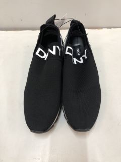 DKNY ASHTONS SLIP ON UK SIZE: 4