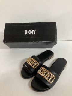 DKNY KIDS SLIDERS SIZE:3