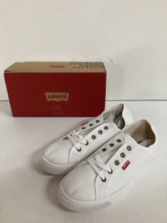 LEVIS ADULT CANVAS SHOES SIZE:6.5