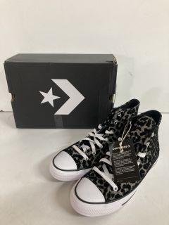 CONVERSE KIDS CANVAS SHOES SIZE 5.5