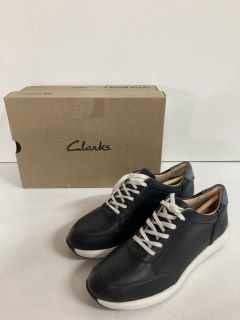 CLARKS TRAINERS SIZE:5