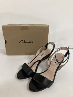 CLARKS HEELED WOMEN'S SHOES SIZE:5