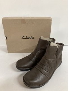 CLARKS MEN'S BOOTS SIZE:8