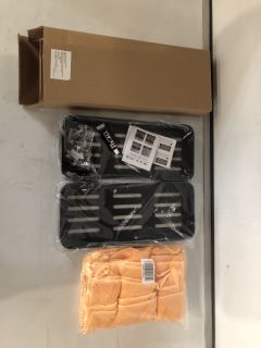 A BOX OF ASSORTED ITEMS TO INCLUDE BATHROOM SQUARE RACK AND CLOTHS