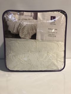 2 X BEDDING ITEMS TO INCLUDE LUSH DECOR IVORY BEDDING IN SIZE QUEEN