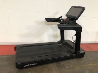 LIFE FITNESS INTEGRITY SERIES DELUXE TREADMILL WITH DISCOVER SE3HD CONSOLE - RRP £19995