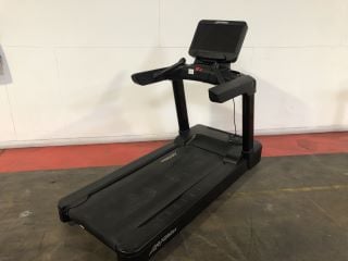 LIFE FITNESS INTEGRITY SERIES DELUXE TREADMILL WITH DISCOVER SE3HD CONSOLE - RRP £19995