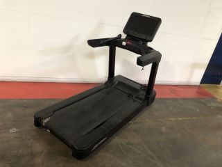 LIFE FITNESS INTEGRITY SERIES DELUXE TREADMILL WITH DISCOVER SE3HD CONSOLE - RRP £19995