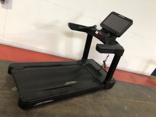 LIFE FITNESS INTEGRITY SERIES DELUXE TREADMILL WITH DISCOVER SE3HD CONSOLE - RRP £19995