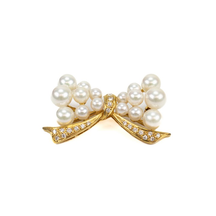 18ct Yellow Gold Diamond and Mikimoto Pearls Brooch, 3.7x2cm, 8.5g.  Auction Guide: £400-£500 (VAT Only Payable on Buyers Premium)