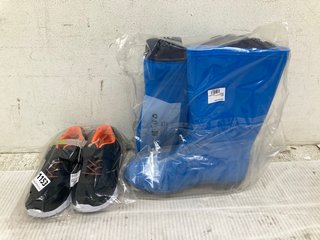 2 X MOUNTAIN WAREHOUSE CHILDRENS SHOES TO INCLUDE LIGHTWEIGHT JUNIOR SPORTS TRAINERS - UK SIZE: 11 AND PLAIN WELLIES - UK SIZE: 4: LOCATION - C 14