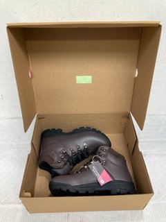 MOUNTAIN WAREHOUSE LATITUDE II WALKING BOOTS IN DARK BROWN - UK SIZE 4: LOCATION - C 14