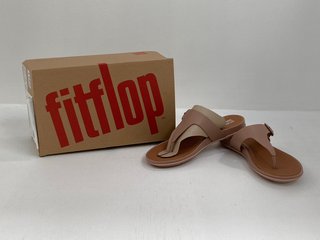 FITFLOP GRACIE RUBBER-BUCKLE LEATHER TOE-POST SANDALS IN BEIGE - UK SIZE: 5: LOCATION - C 15