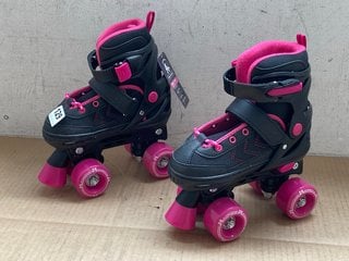 VERSTELLBARE ADJUSTABLE KIDS QUAD SKATES IN BLACK AND PINK - UK SIZE: 13-2: LOCATION - A 1