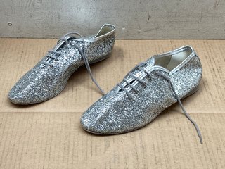 LA RISA LONDON BUFALA GLITTER JAZZ SHOES - UK SIZE: 9: LOCATION - A 3