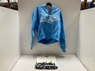 BROKEN PLANET ZIP UP HOODIE IN LIGHT BLUE - UK SIZE: SMALL TO INCLUDE BROKEN PLANET STAR GAZING T-SHIRT IN VANILLA WHITE - UK SIZE: XL - COMBINED RRP: £ 242,99: LOCATION - A 4