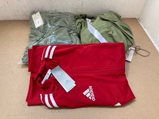 3 X CLOTHING ITEMS TO INCLUDE ADIDAS ZIP UP HOODLESS JACKET IN RED SIZE M: LOCATION - A6