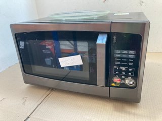 TOSHIBA 23L SOLO DIGITAL MICROWAVE OVEN IN BLACK: LOCATION - A8