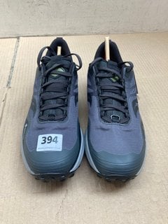 GORE-TEX PWR RUN TRAINERS IN GREY SIZE 7.5: LOCATION - A12