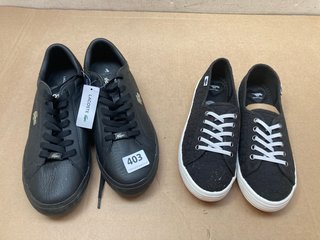 LACOSTE LEATHER TRAINERS IN BLACK SIZE 9.5 TO INCLUDE ROCKET DOG BLACK AND WHITE TRAINERS SIZE 7: LOCATION - A12