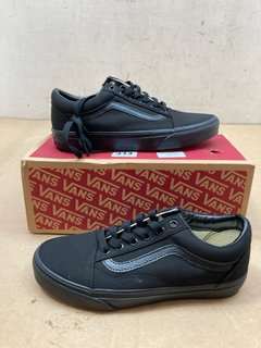 VANS OLD SKOOL TRAINERS IN BLACK SIZE 5: LOCATION - A12