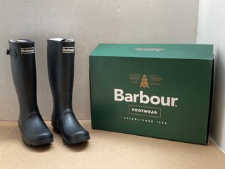 BARBOUR MENS WELLIES IN BLACK - UK SIZE 9: LOCATION - A14